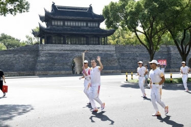 笑臉與熱情刷屏！這名火炬手是景興人！