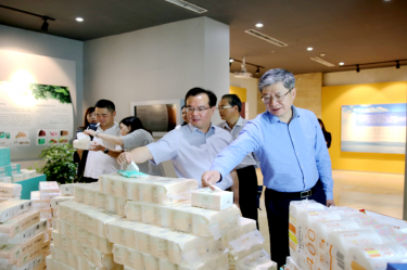 2019年 5月22日，時任浙江省社會組織綜合黨委專職副書記、省民政廳社會組織管理局局長蔡國華蒞臨景興紙業(yè)調(diào)研企業(yè)發(fā)展情況和黨建工作