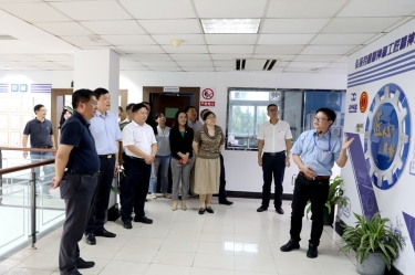 2020年7月29日，時任浙江省政協(xié)常委、社法委副主任、省總工會副主席、一級巡視員董建偉蒞臨景興紙業(yè)調(diào)研新時代工匠培育工作